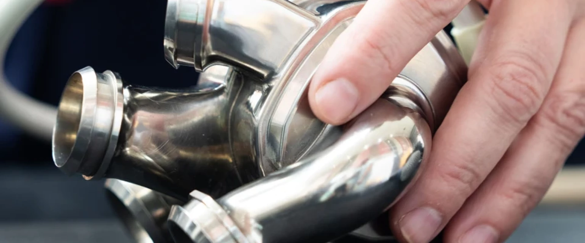 رجل يعيش لأكثر من ١٠٠ يوم بقلب من التيتانيوم!