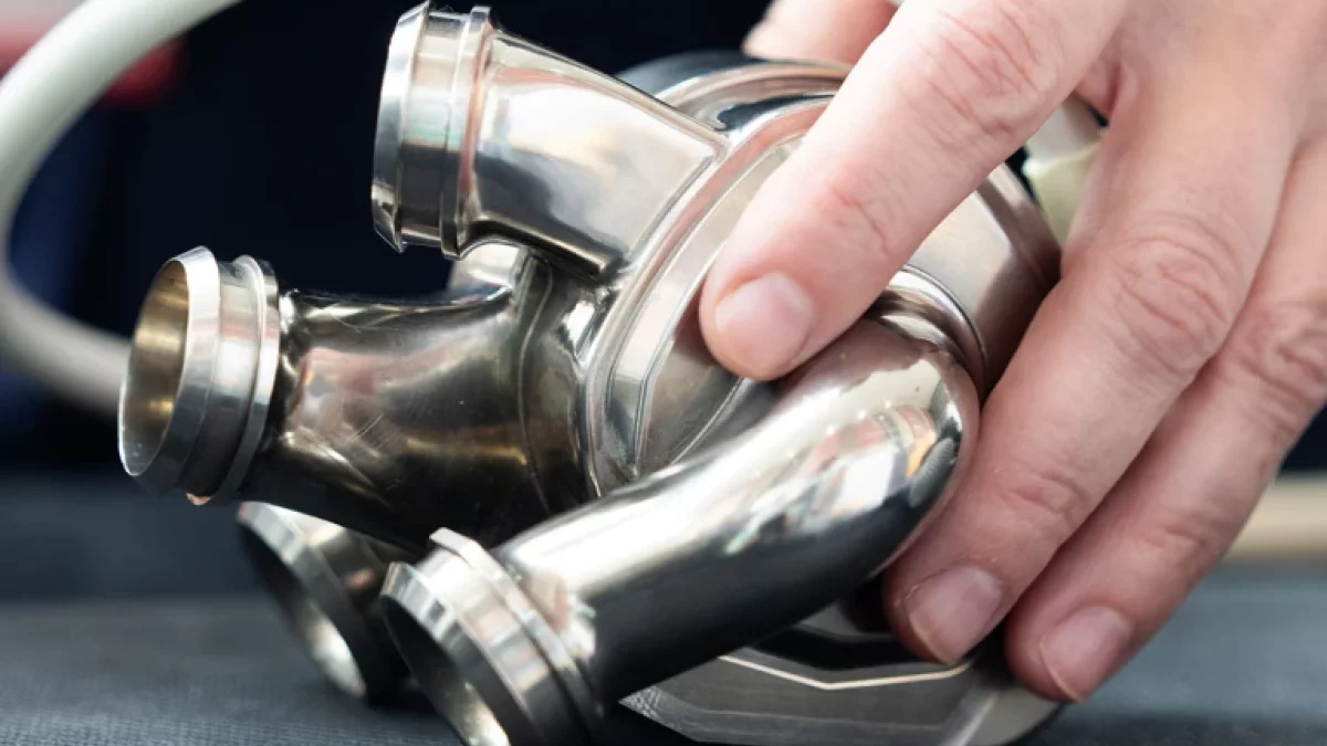 رجل يعيش لأكثر من ١٠٠ يوم بقلب من التيتانيوم!